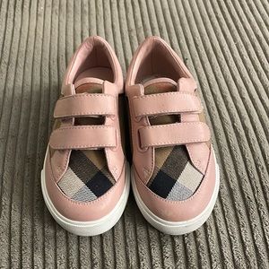 Burberry shoes insole missing from one shoe